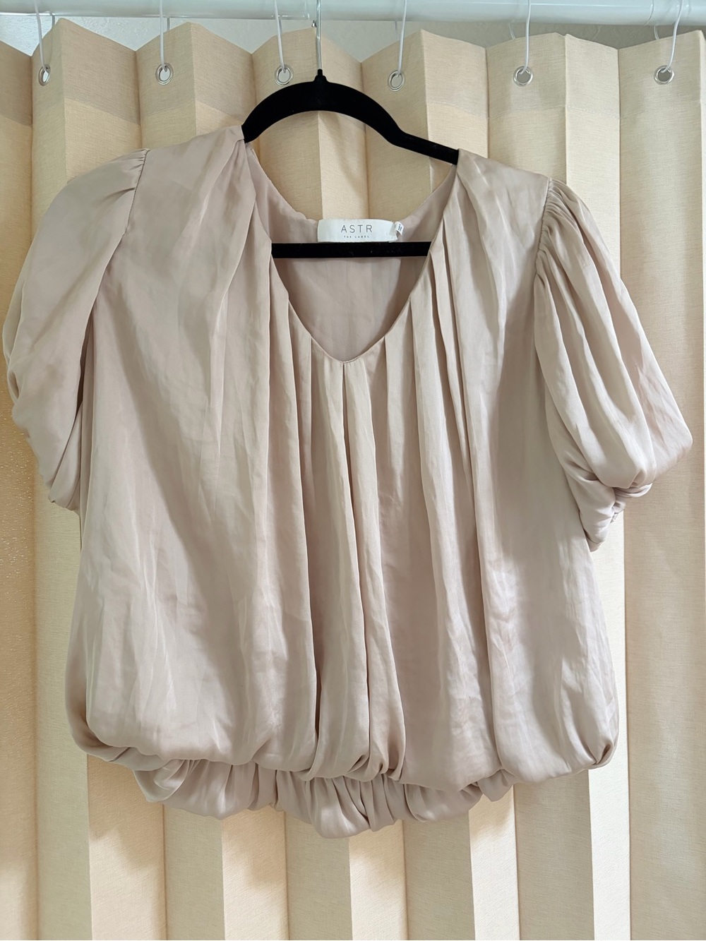 Astr Blush Cream Balloon-Sleeve V-Neck Blouse